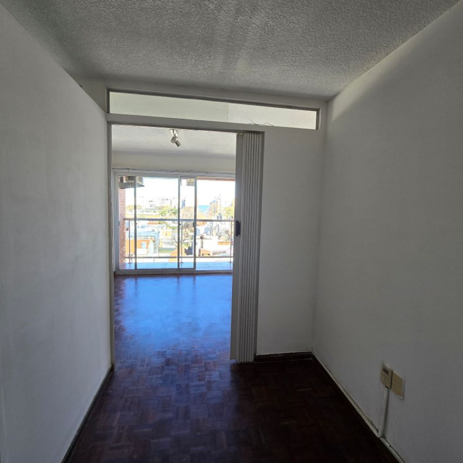 Apartamento ID.107 - Alquiler Apartamento Monoambiente en Pocitos con divisiones, balcón y opción garaje. 