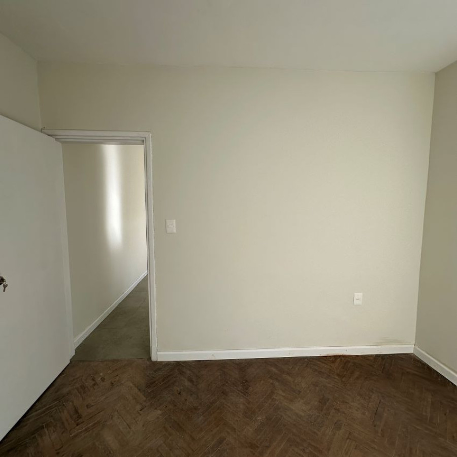 Apartamento ID.129 - Alquiler apartamento en Buceo 2 dormitorios con patio, sin gastos comunes.