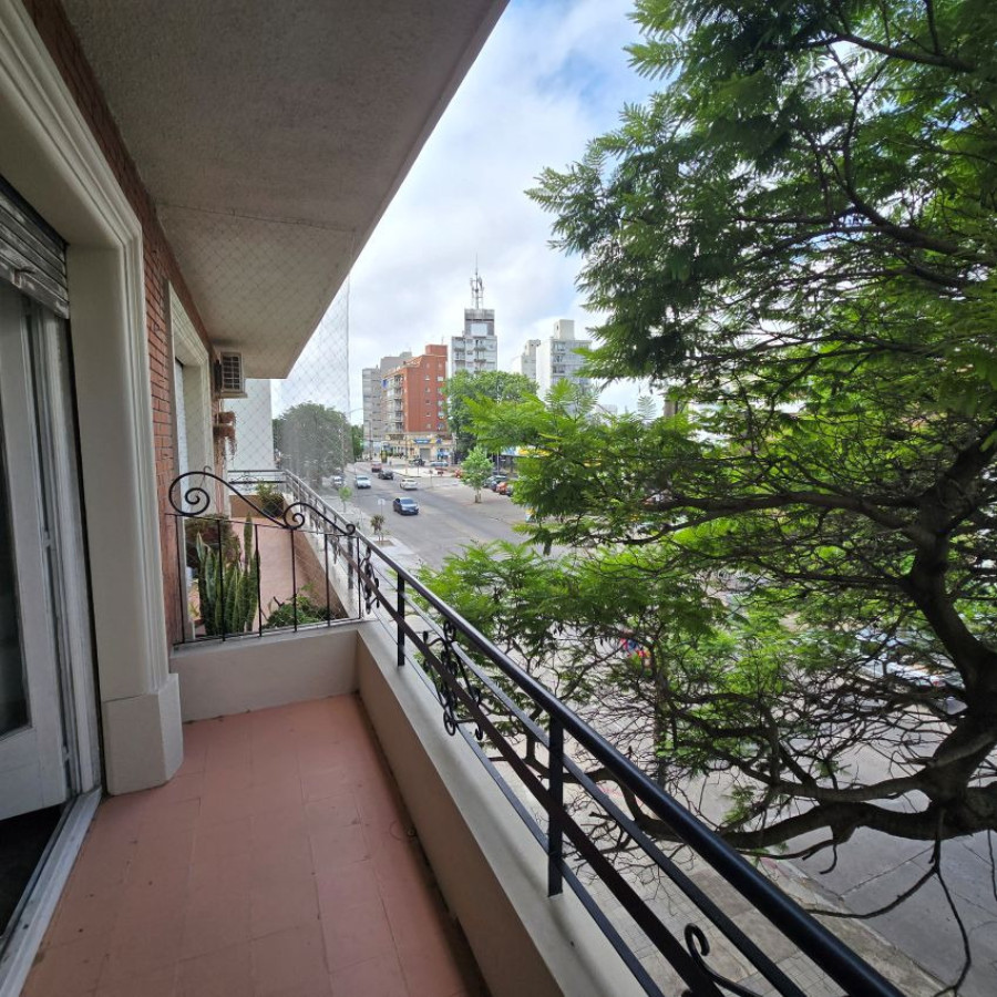 Apartamento ID.128 - Venta apartamento a reciclar Pocitos 3 dormitorios, 2 baños y garaje.