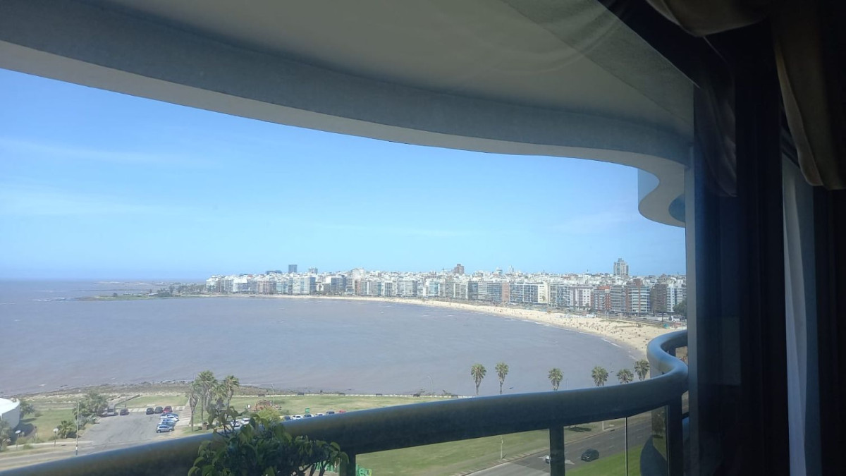 Apartamento ID.75 - Venta apartamento Pocitos sobre Rambla, 3 dormitorios, 3 baños y 2 garajes.