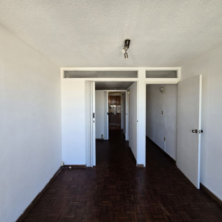 Apartamento ID.107 - Alquiler Apartamento Monoambiente en Pocitos con divisiones, balcón y opción garaje. 