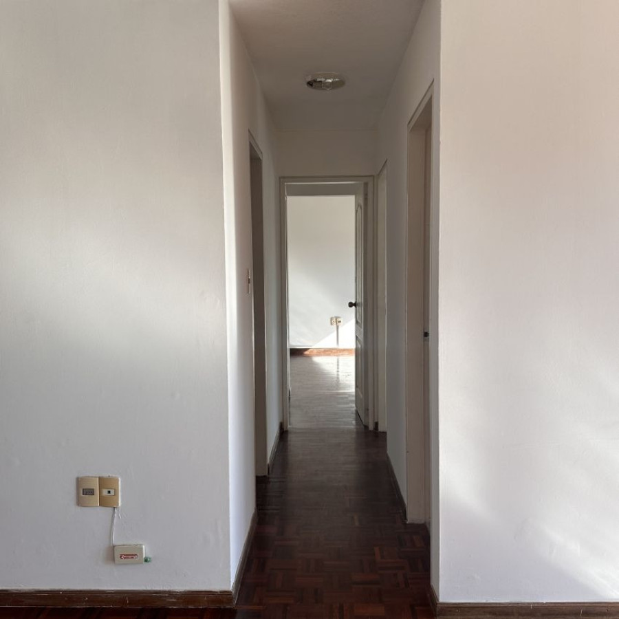 Apartamento ID.197 - Alquiler Apartamento 2 dormitorios en Pocitos con divisiones, balcón y garaje. 