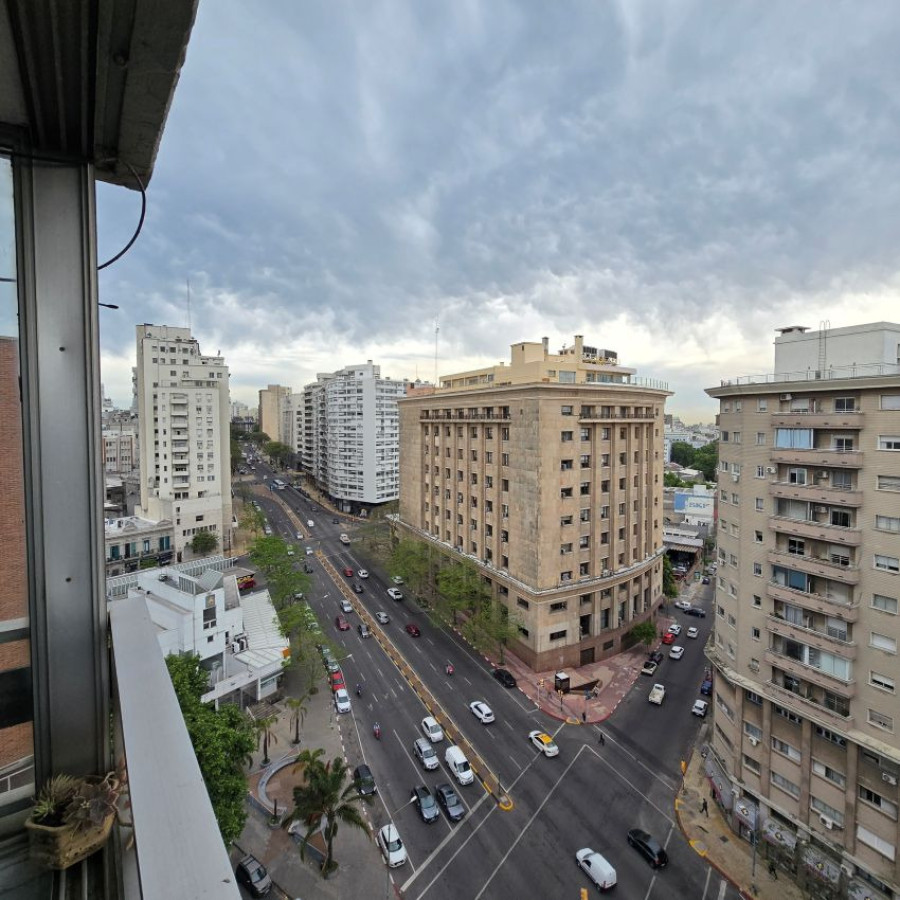 Apartamento ID.120 - Venta apartamento Centro 3 dormitorios, 2 baños y terraza al frente en piso 14.