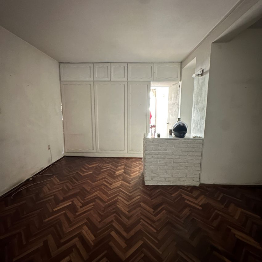 Apartamento ID.92 - A Alquilar Escritorio Oficina Local Consultorio Ciudad Vieja piso 1 con terraza al frente, gastos incl.