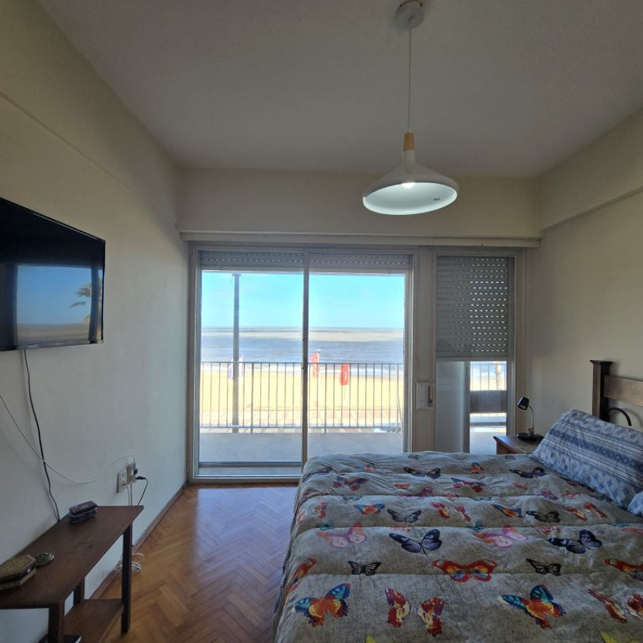 Apartamento ID.175 - Alquiler apartamento en Pocitos frente al mar, 3 dormitorios, 2 baños, servicio y garaje.