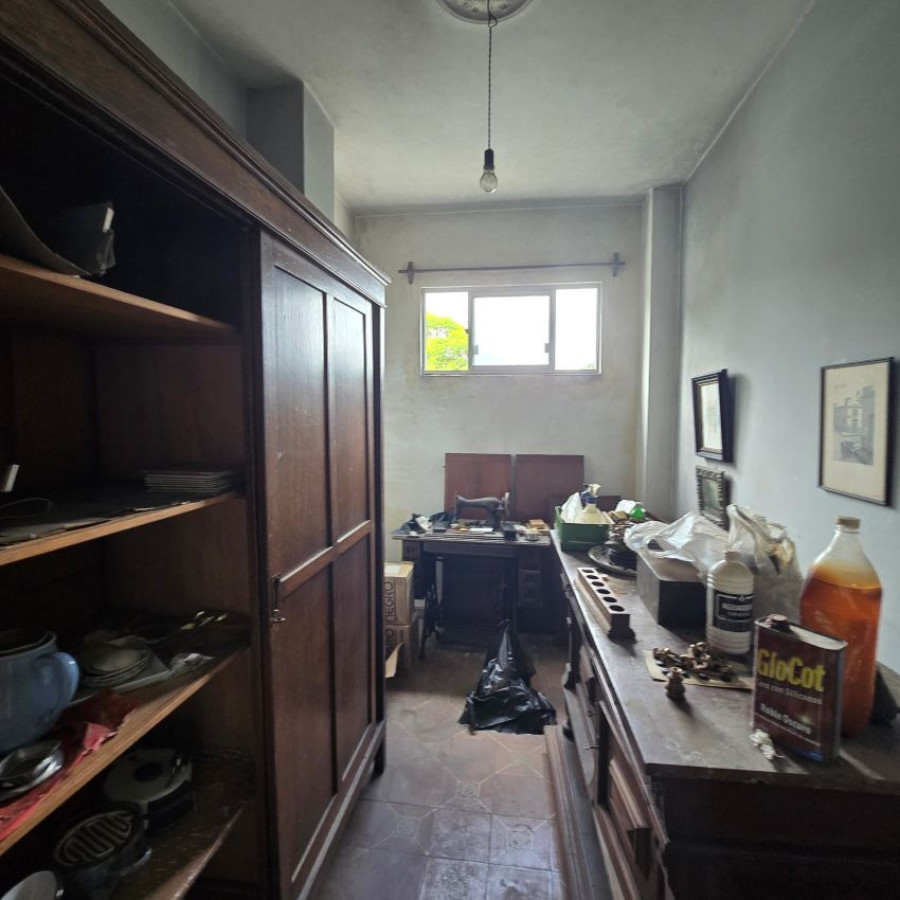 Apartamento ID.128 - Venta apartamento a reciclar Pocitos 3 dormitorios, 2 baños y garaje.