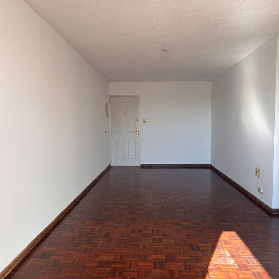 Apartamento ID.197 - Alquiler Apartamento 2 dormitorios en Pocitos con divisiones, balcón y garaje. 