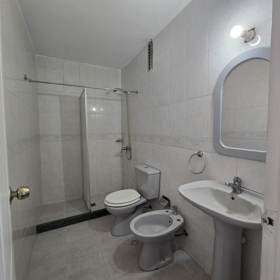 Apartamento ID.106 - Alquiler Monoambiente en Pocitos con cocina definida, balcón y opción garaje.
