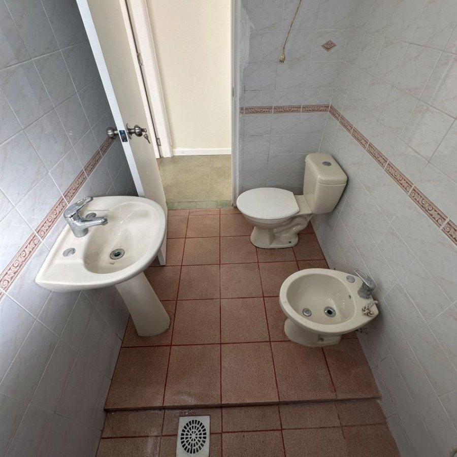 Apartamento ID.129 - Alquiler apartamento en Buceo 2 dormitorios con patio, sin gastos comunes.