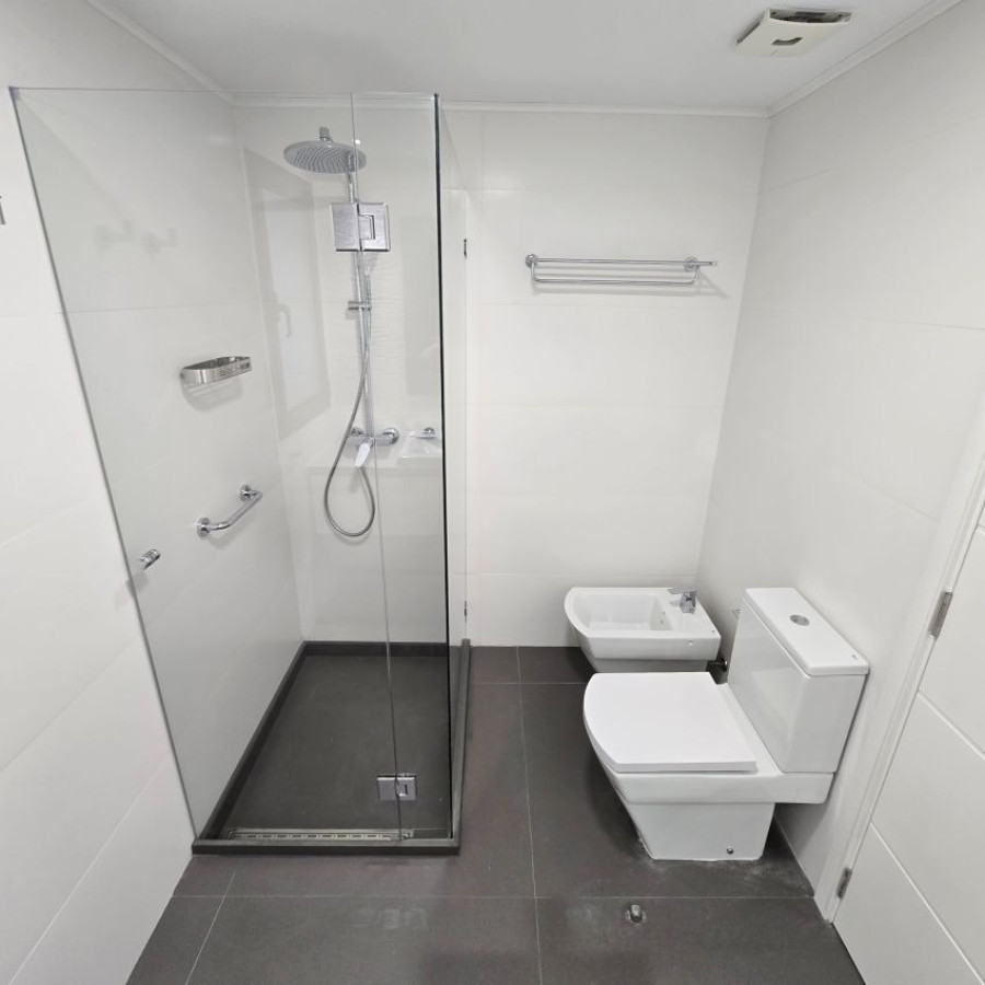 Apartamento ID.123 - Alquiler apartamento en Pocitos a estrenar, 3 dormitorios (una master suite), 3 baños, balcón, patio, garaje lugar fijo y pieza box adjunta.