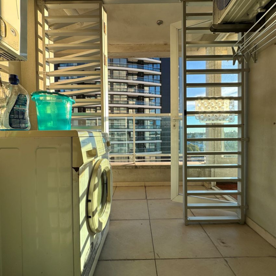 Apartamento ID.73 - Alquiler Exclusivo apartamento amueblado en Buceo 1 dormitorio piso 12 con garaje en edificio Diamantis Plaza.