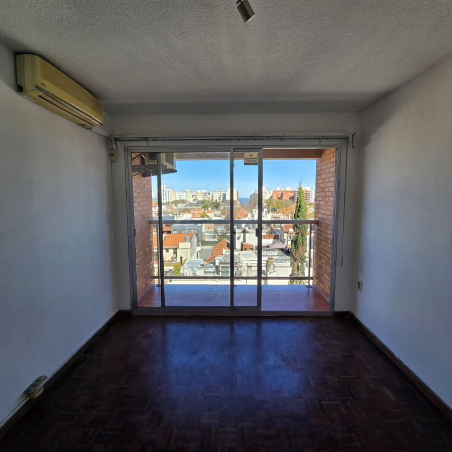 Apartamento ID.107 - Alquiler Apartamento Monoambiente en Pocitos con divisiones, balcón y opción garaje. 