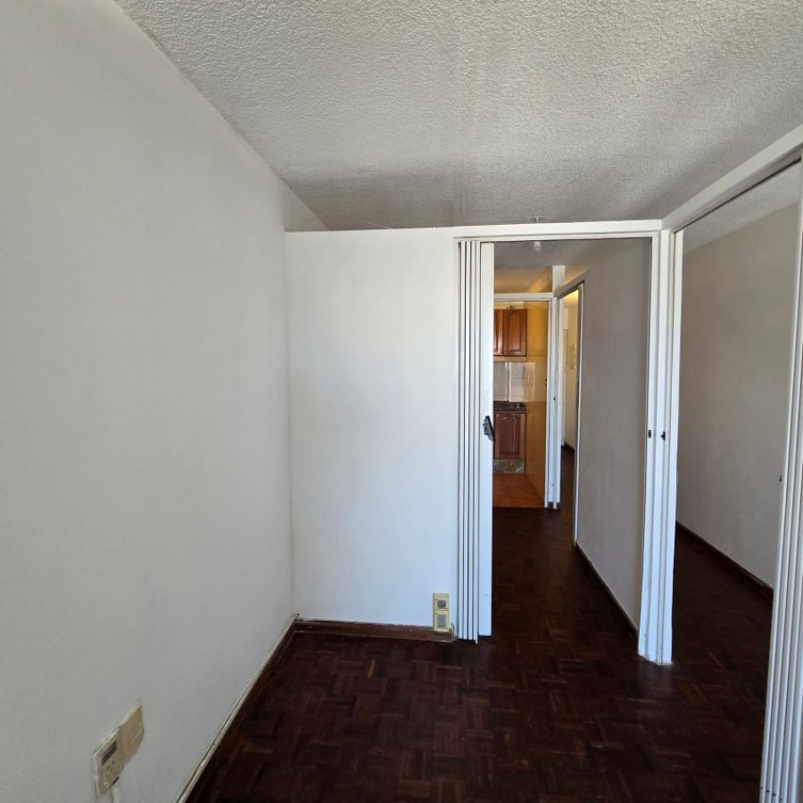 Apartamento ID.107 - Alquiler Apartamento Monoambiente en Pocitos con divisiones, balcón y opción garaje. 