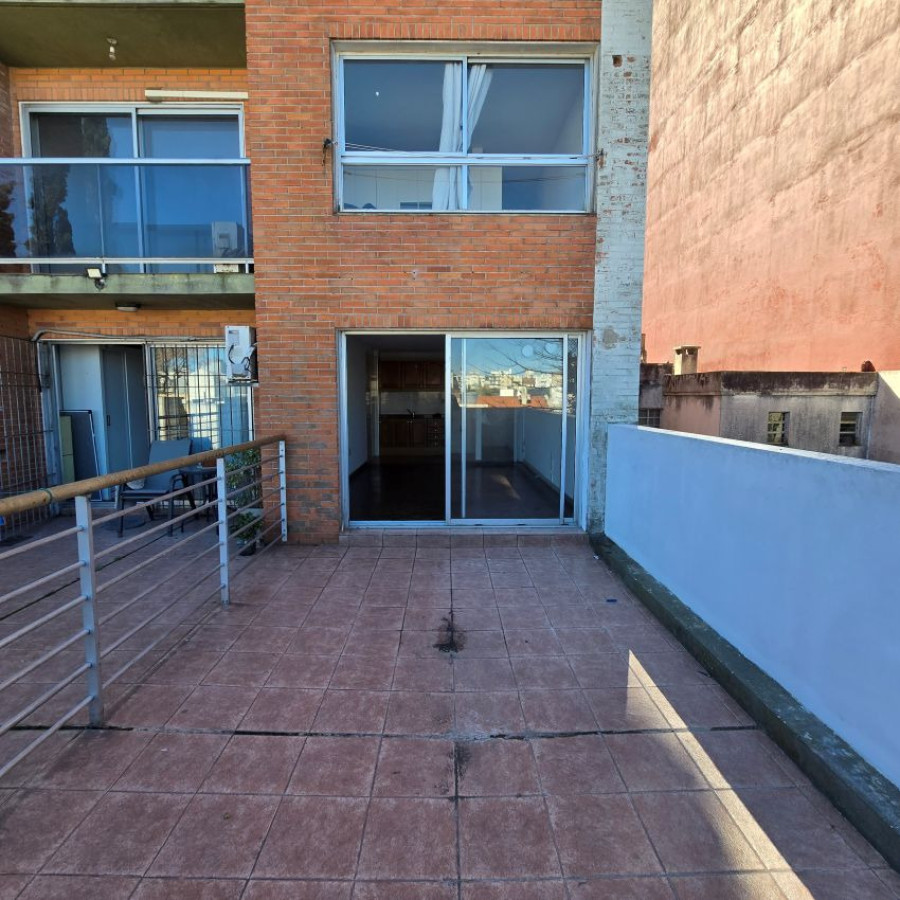 Apartamento ID.105 - Alquiler Monoambiente en Pocitos con Patio Terraza opción garaje.