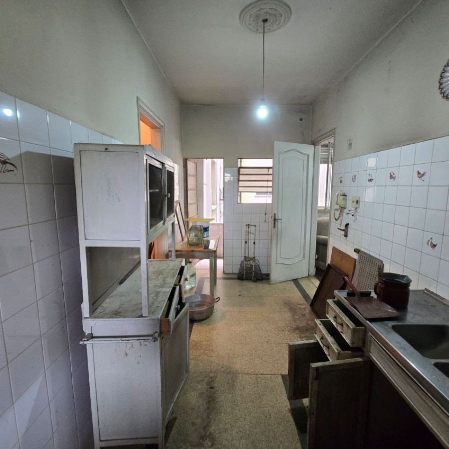 Apartamento ID.128 - Venta apartamento a reciclar Pocitos 3 dormitorios, 2 baños y garaje.