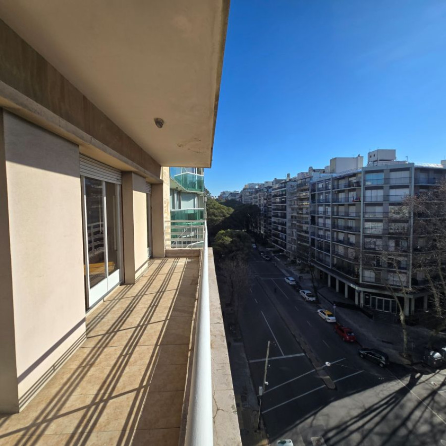 Apartamento ID.91 - Alquiler apartamento en Pocitos 3 dormitorios, 2 baños, servicio completo y garaje.