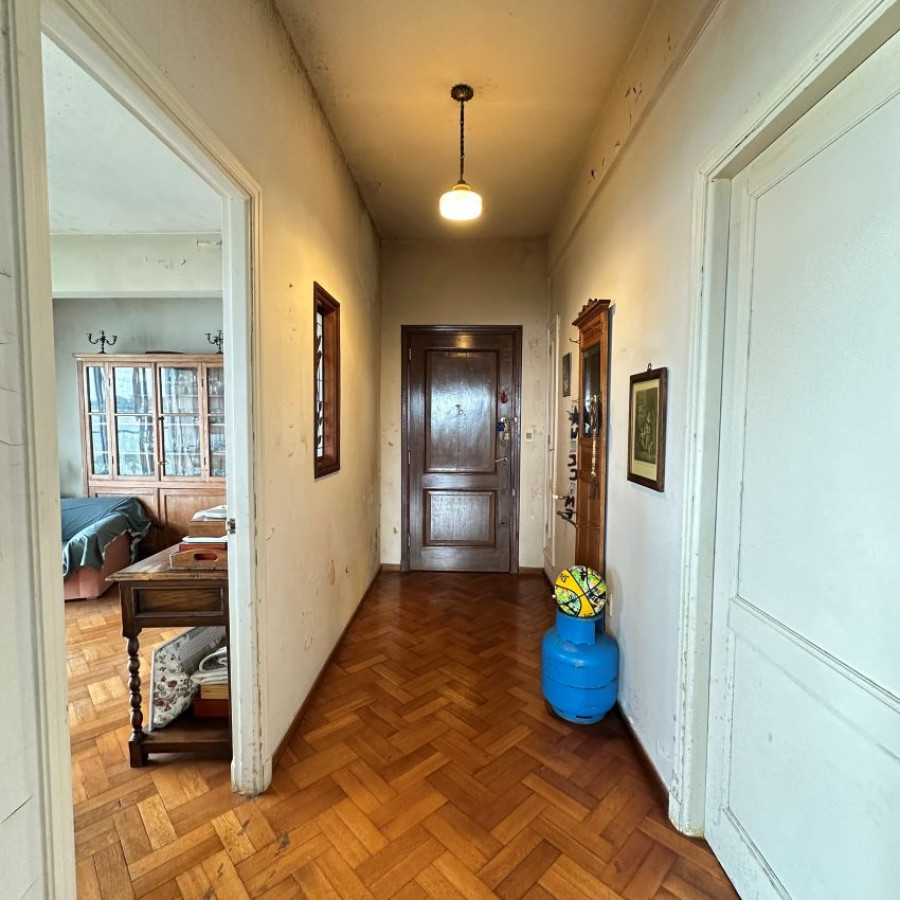 Apartamento ID.79 - Venta apartamento Barrio Sur 3 dormitorios, 2 baños y servicio.