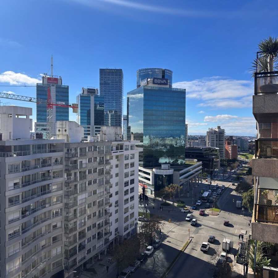 Apartamento ID.197 - Alquiler Apartamento 2 dormitorios en Pocitos con divisiones, balcón y garaje. 