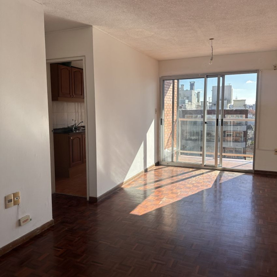 Apartamento ID.197 - Alquiler Apartamento 2 dormitorios en Pocitos con divisiones, balcón y garaje. 