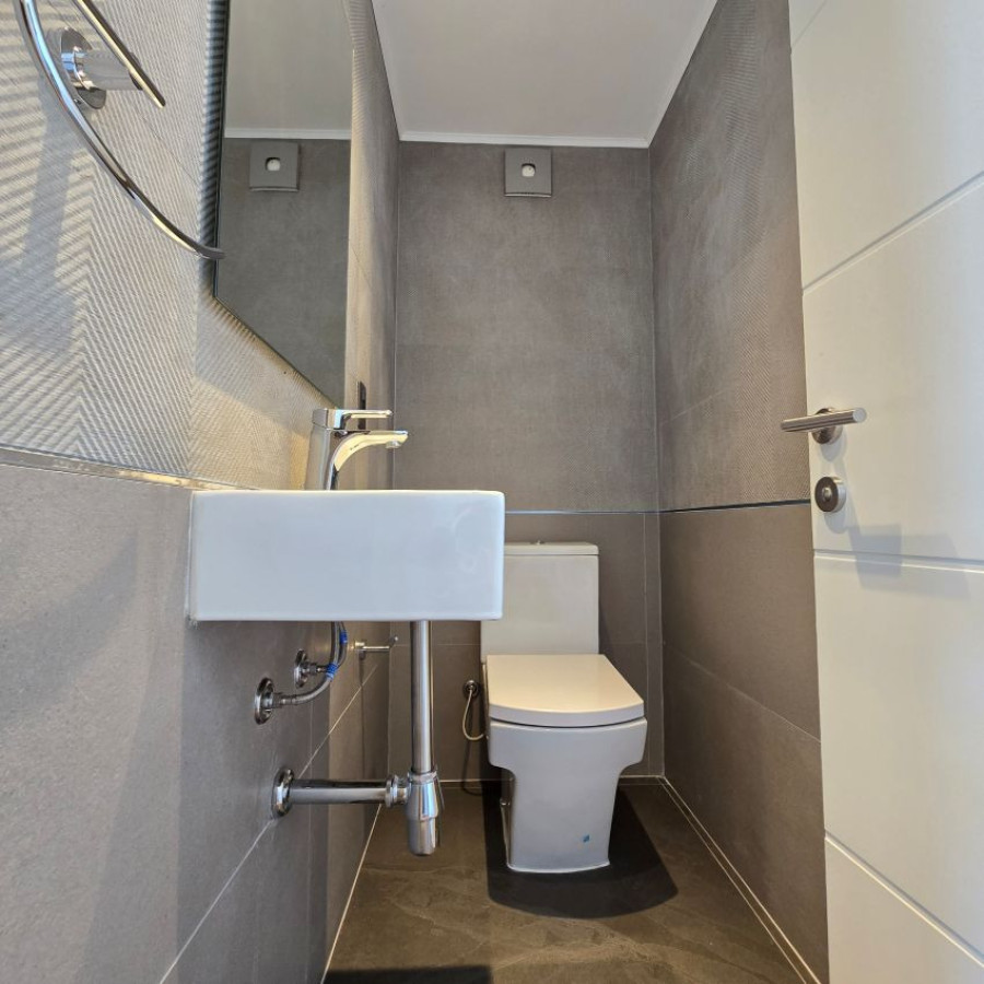 Apartamento ID.123 - Alquiler apartamento en Pocitos a estrenar, 3 dormitorios (una master suite), 3 baños, balcón, patio, garaje lugar fijo y pieza box adjunta.