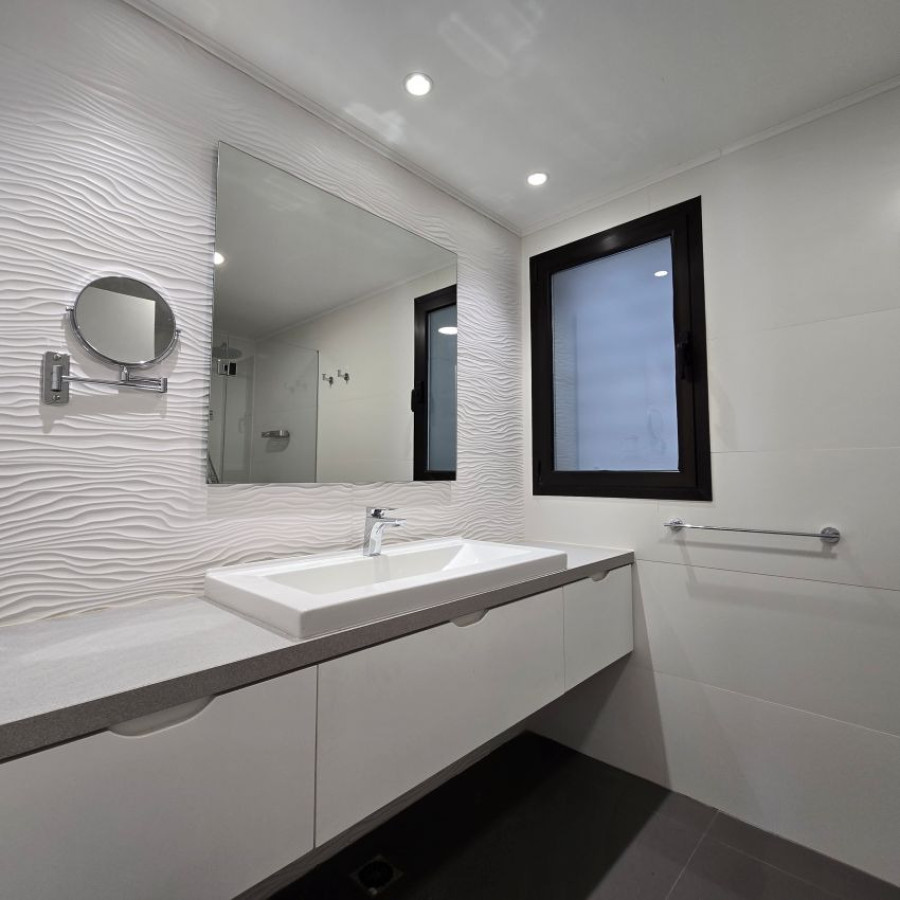 Apartamento ID.123 - Alquiler apartamento en Pocitos a estrenar, 3 dormitorios (una master suite), 3 baños, balcón, patio, garaje lugar fijo y pieza box adjunta.