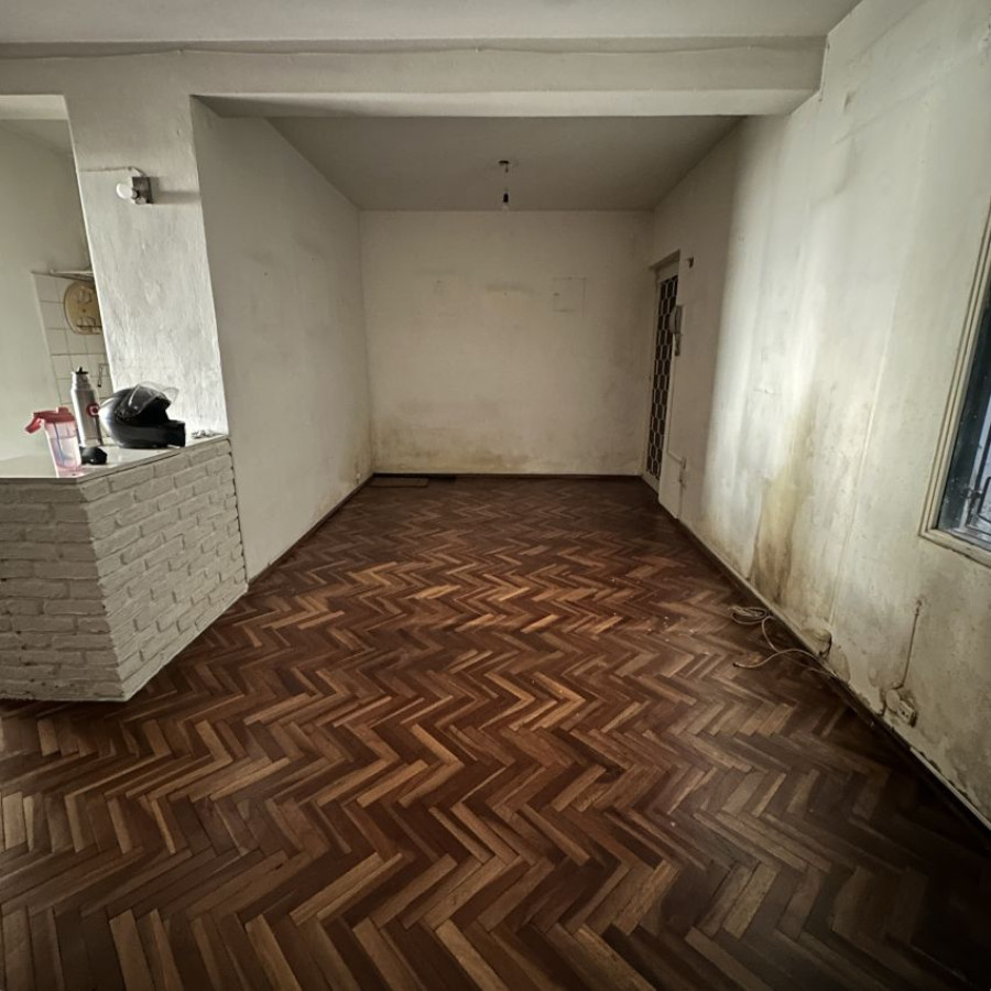 Apartamento ID.92 - A Alquilar Escritorio Oficina Local Consultorio Ciudad Vieja piso 1 con terraza al frente, gastos incl.
