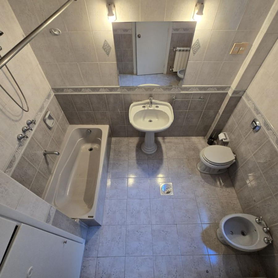 Apartamento ID.91 - Alquiler apartamento en Pocitos 3 dormitorios, 2 baños, servicio completo y garaje.