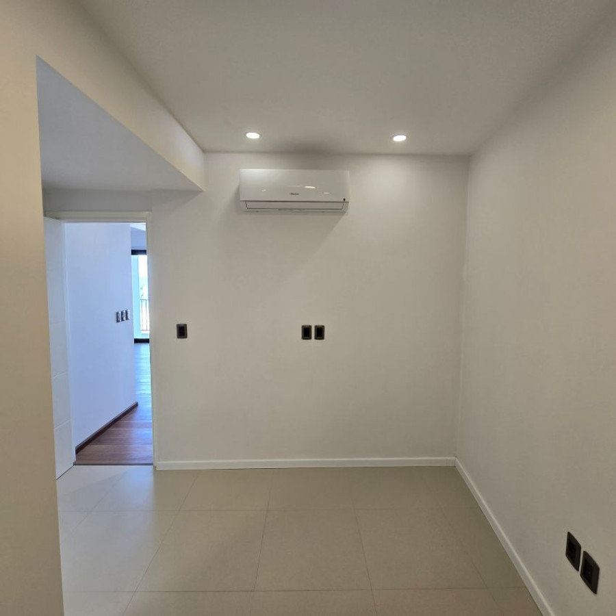 Apartamento ID.123 - Alquiler apartamento en Pocitos a estrenar, 3 dormitorios (una master suite), 3 baños, balcón, patio, garaje lugar fijo y pieza box adjunta.