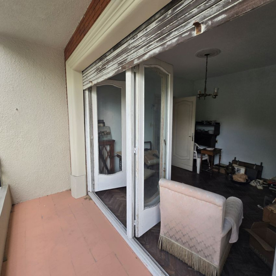 Apartamento ID.128 - Venta apartamento a reciclar Pocitos 3 dormitorios, 2 baños y garaje.