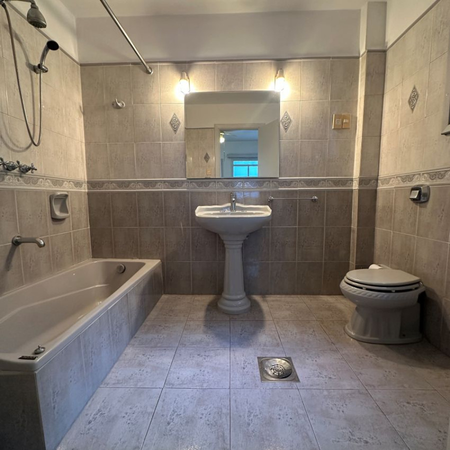Apartamento ID.91 - Alquiler apartamento en Pocitos 3 dormitorios, 2 baños, servicio completo y garaje.