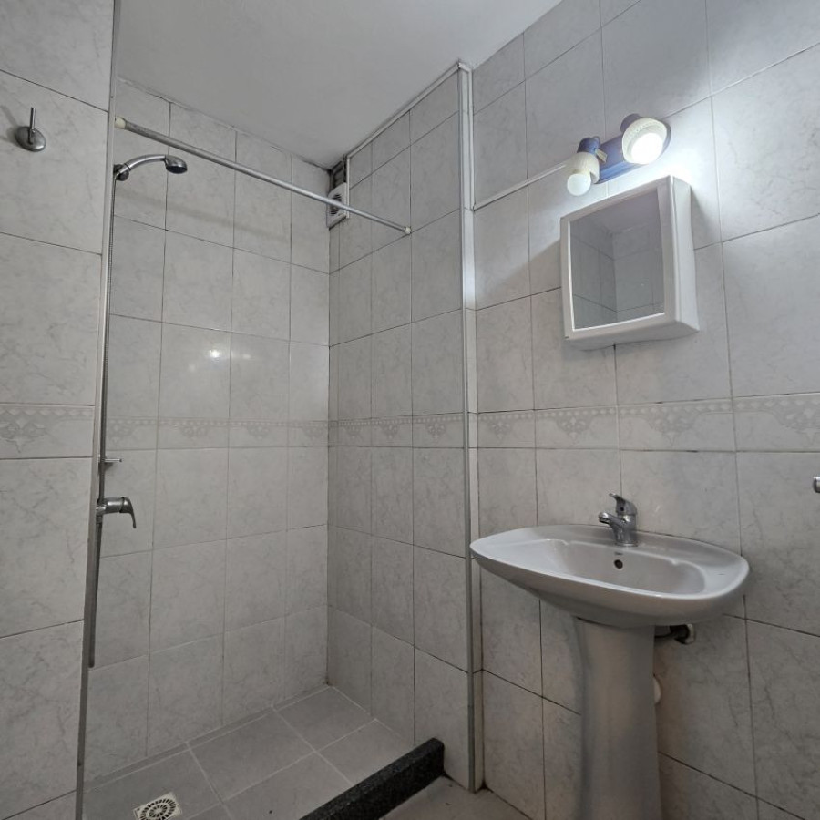 Apartamento ID.107 - Alquiler Apartamento Monoambiente en Pocitos con divisiones, balcón y opción garaje. 