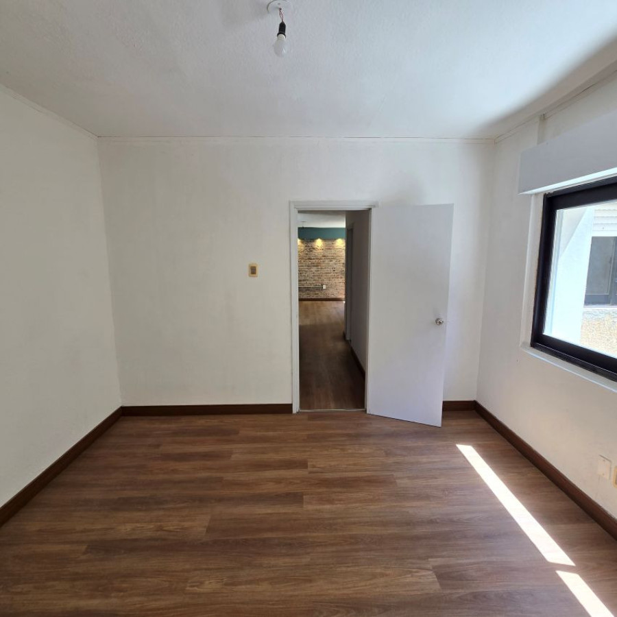 Apartamento ID.111 - Alquiler apartamento en Centro 2 dormitorios con terraza de uso exclusivo sin gastos comunes.