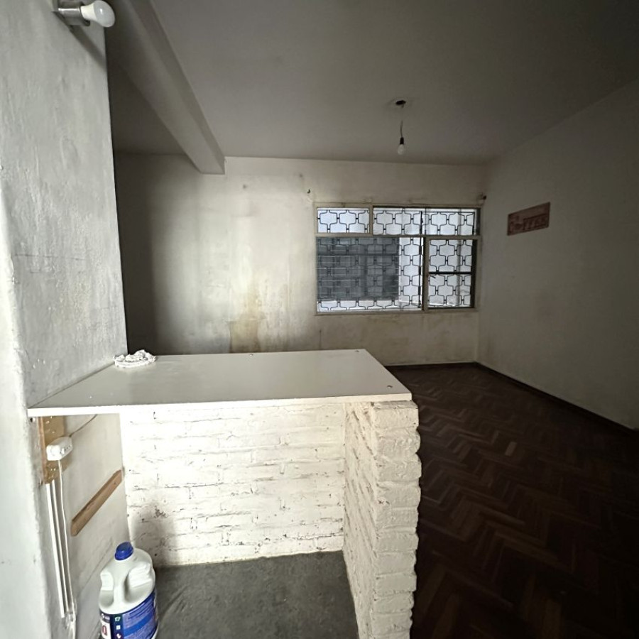 Apartamento ID.92 - A Alquilar Escritorio Oficina Local Consultorio Ciudad Vieja piso 1 con terraza al frente, gastos incl.