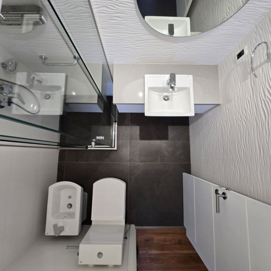 Apartamento ID.123 - Alquiler apartamento en Pocitos a estrenar, 3 dormitorios (una master suite), 3 baños, balcón, patio, garaje lugar fijo y pieza box adjunta.