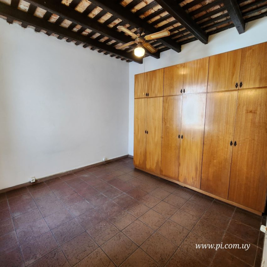 Apartamento ID.80 - Alquiler apartamento Ciudad Vieja, 2 dormitorios a metros de la Peatonal Pérez Castellano.