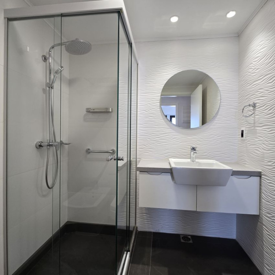 Apartamento ID.123 - Alquiler apartamento en Pocitos a estrenar, 3 dormitorios (una master suite), 3 baños, balcón, patio, garaje lugar fijo y pieza box adjunta.