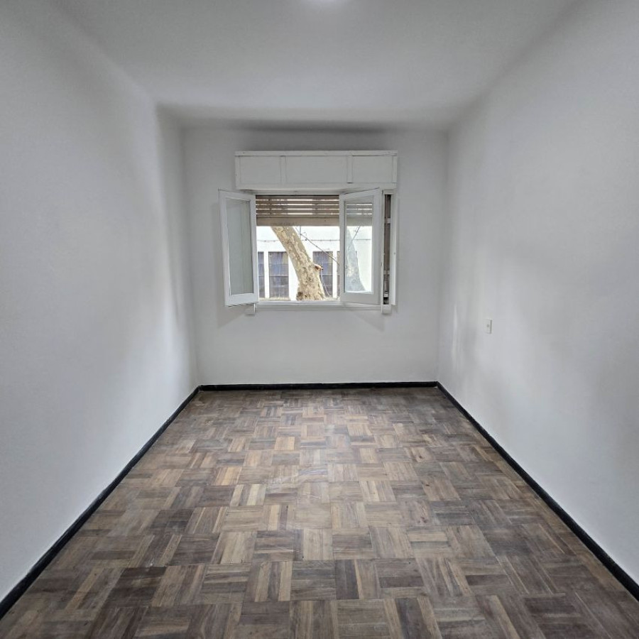 Apartamento ID.153 - Alquiler Apartamento en zona Centro, 3 dormitorios, baño y balcón