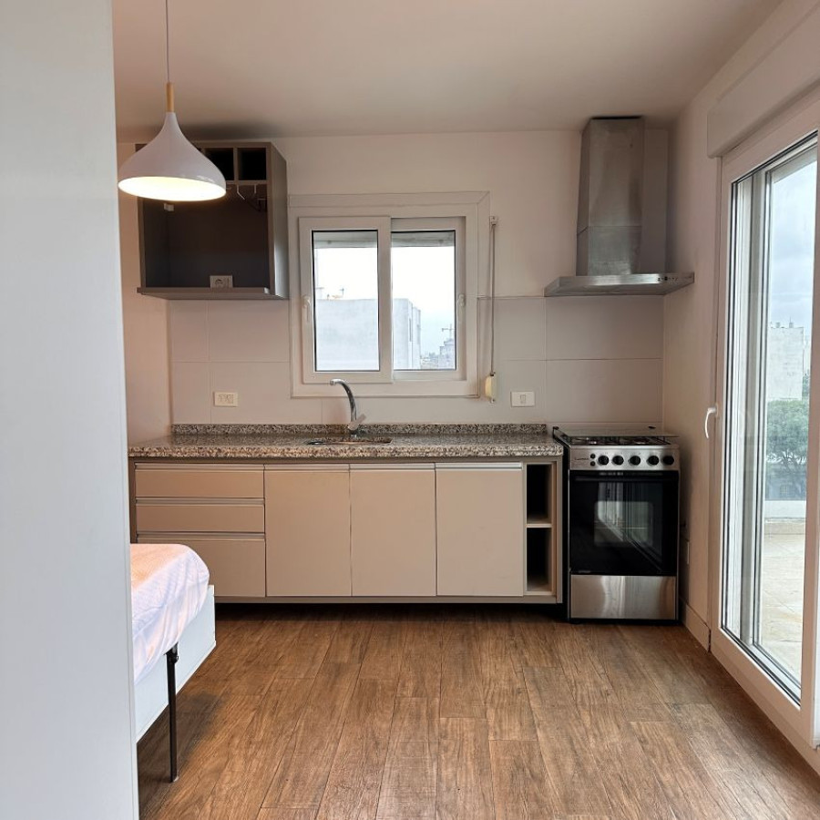 Apartamento ID.186 - Alquiler apartamento monoambiente semi amoblado en Punta Carretas piso 8 con gran terraza.
