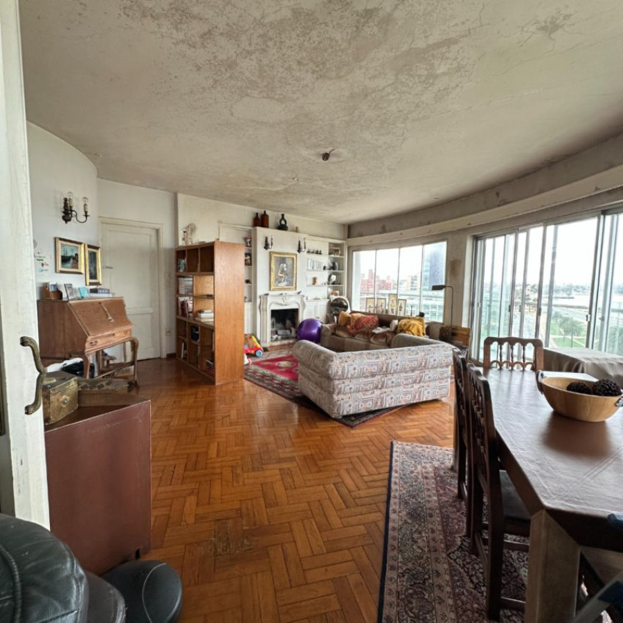 Apartamento ID.79 - Venta apartamento Barrio Sur 3 dormitorios, 2 baños y servicio.
