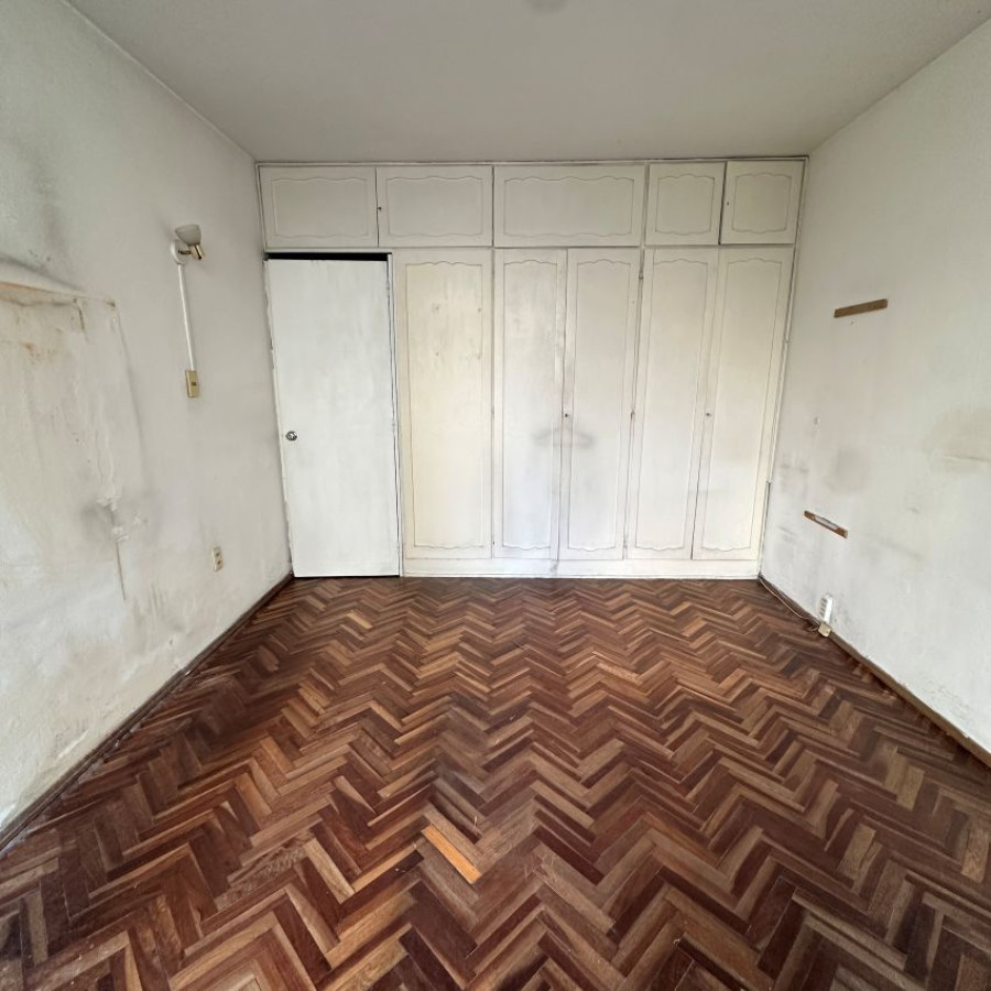 Apartamento ID.92 - A Alquilar Escritorio Oficina Local Consultorio Ciudad Vieja piso 1 con terraza al frente, gastos incl.
