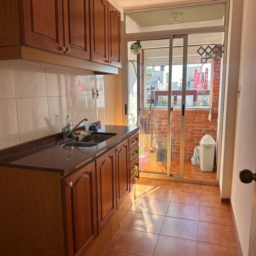 Apartamento ID.197 - Alquiler Apartamento 2 dormitorios en Pocitos con divisiones, balcón y garaje. 