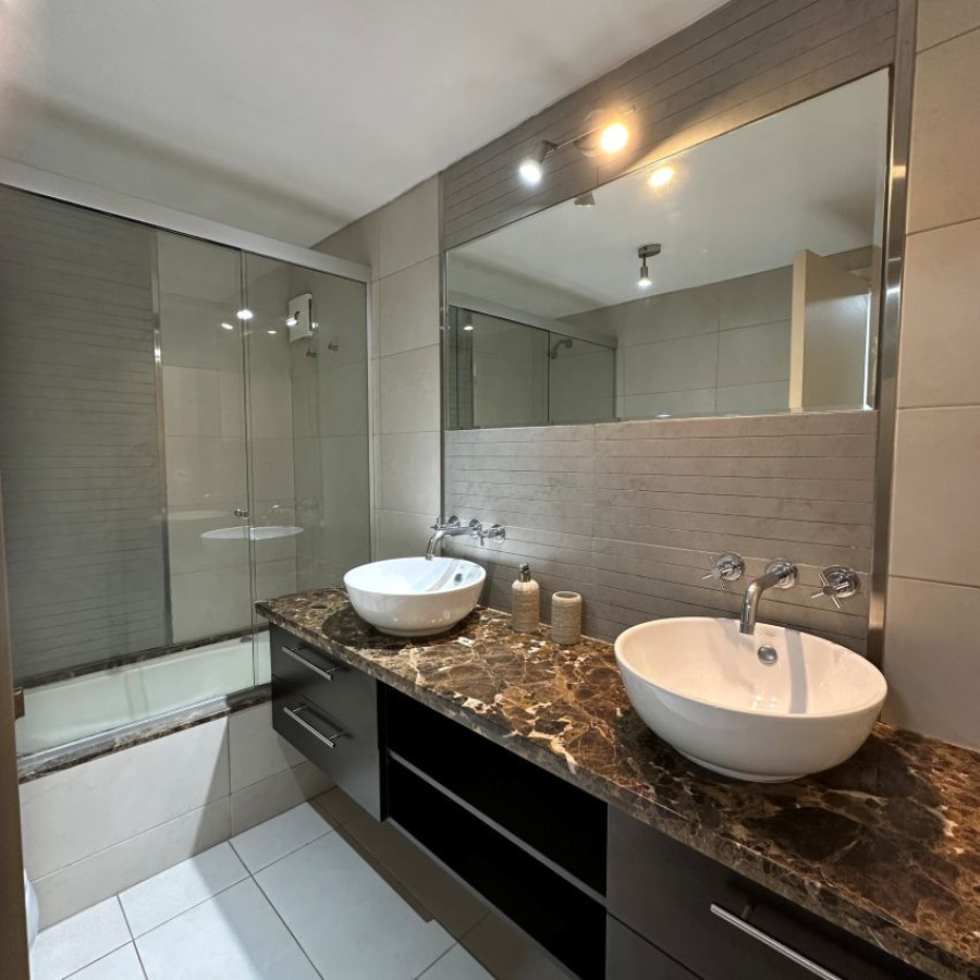 Apartamento ID.73 - Alquiler Exclusivo apartamento amueblado en Buceo 1 dormitorio piso 12 con garaje en edificio Diamantis Plaza.