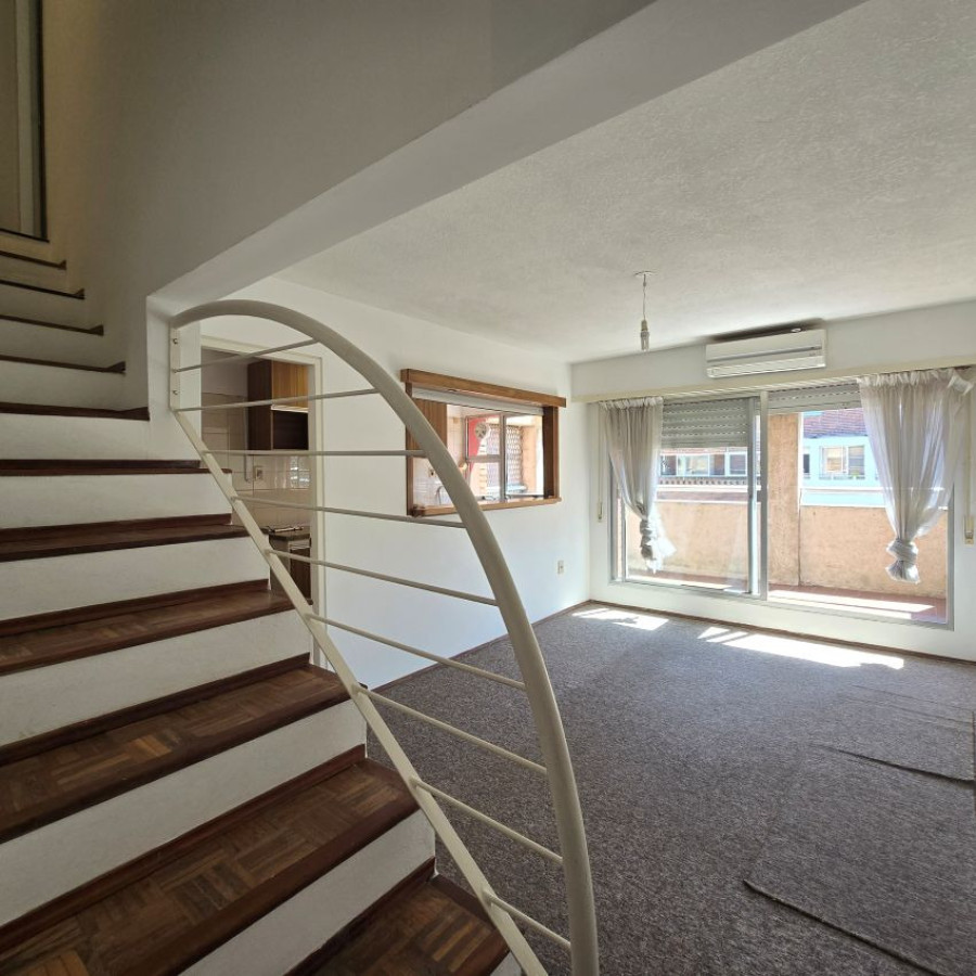 Apartamento ID.126 - Alquiler dúplex Parque Rodó 2 dormitorios con garaje