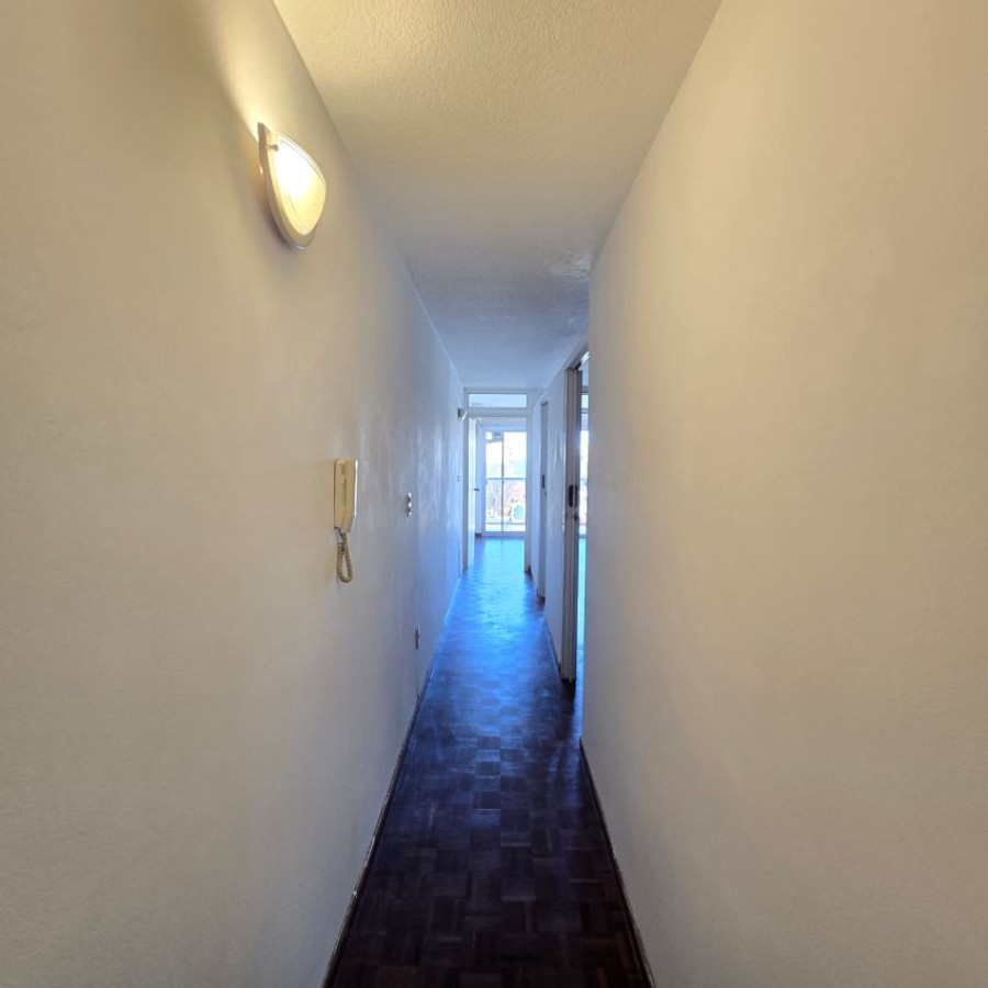 Apartamento ID.107 - Alquiler Apartamento Monoambiente en Pocitos con divisiones, balcón y opción garaje. 