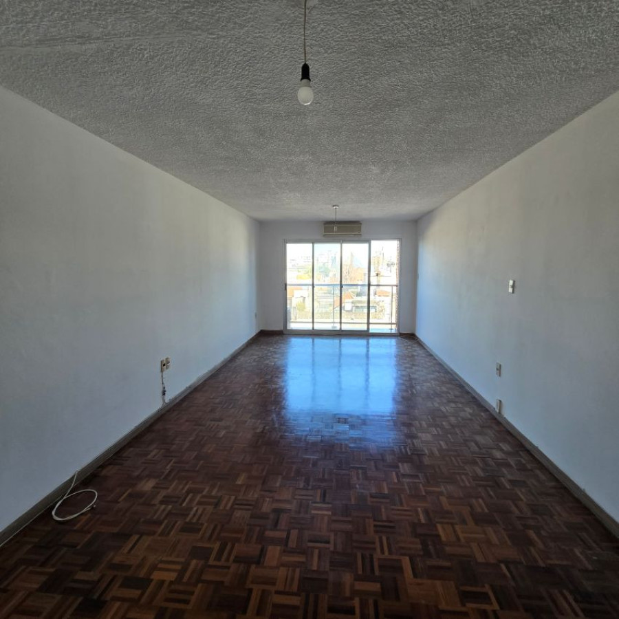 Apartamento ID.106 - Alquiler Monoambiente en Pocitos con cocina definida, balcón y opción garaje.