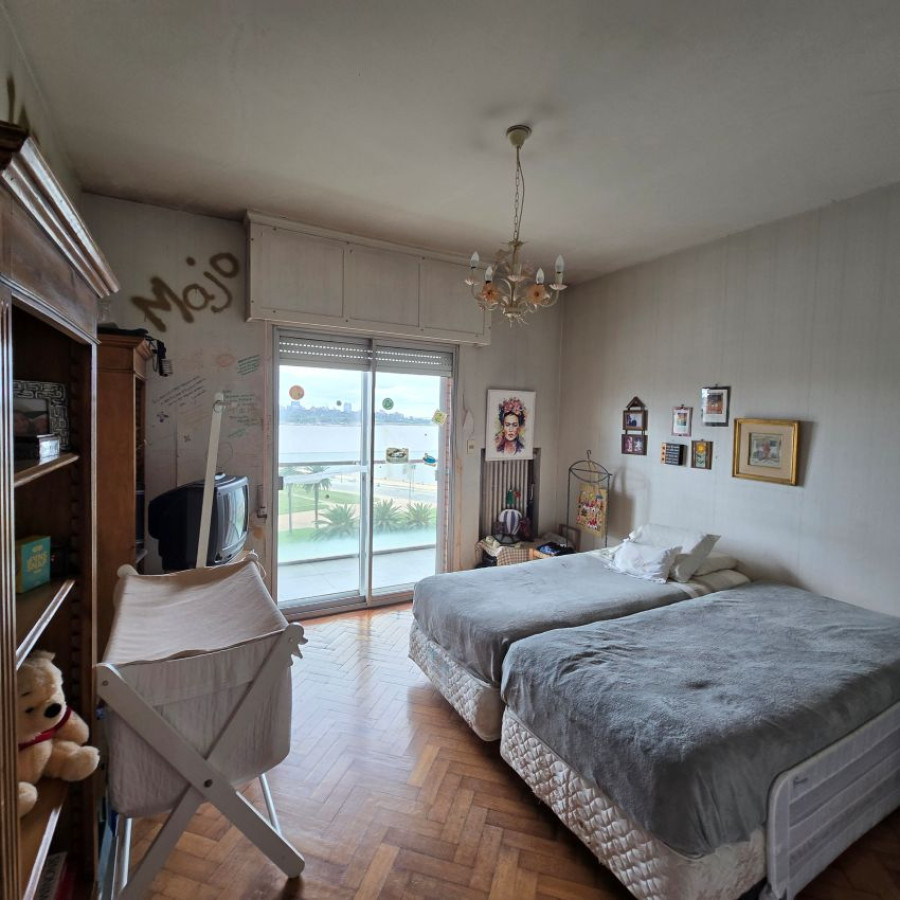 Apartamento ID.79 - Venta apartamento Barrio Sur 3 dormitorios, 2 baños y servicio.