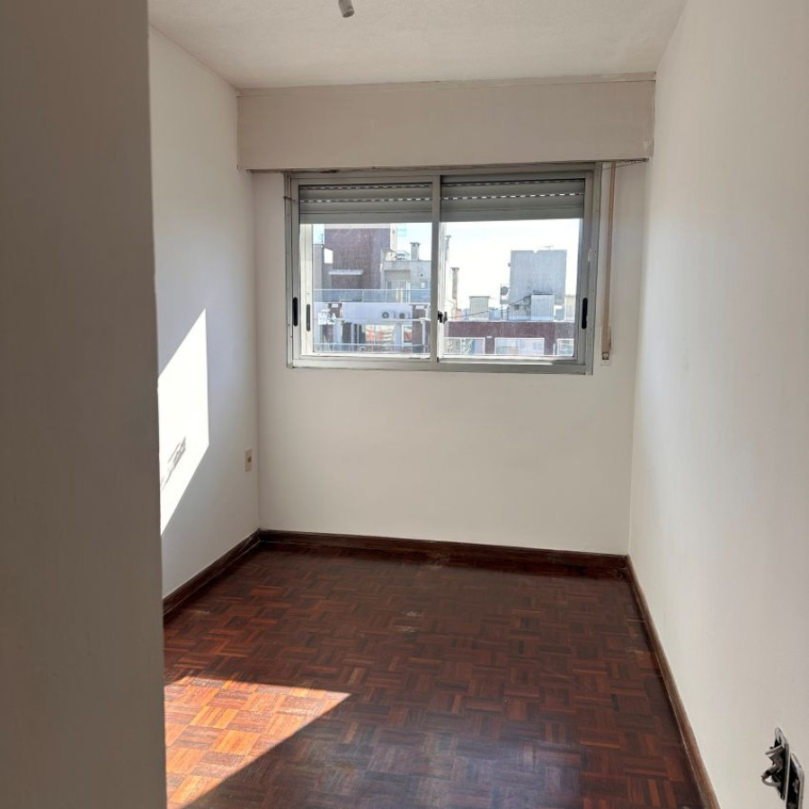 Apartamento ID.197 - Alquiler Apartamento 2 dormitorios en Pocitos con divisiones, balcón y garaje. 