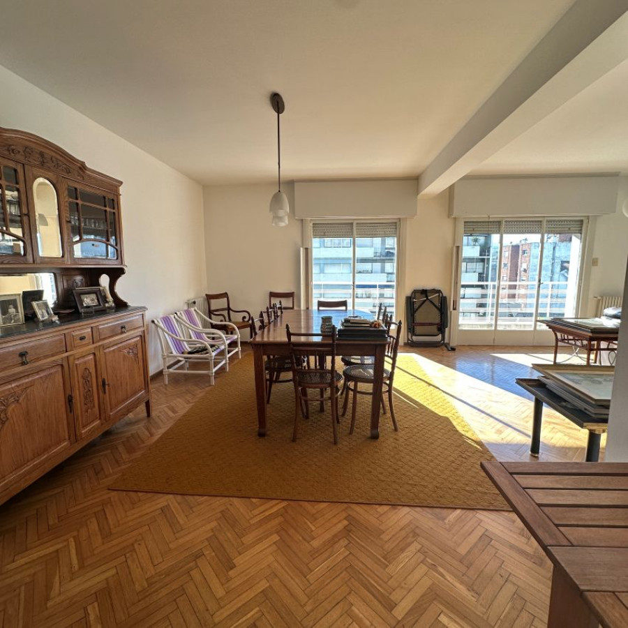 Apartamento ID.91 - Alquiler apartamento en Pocitos 3 dormitorios, 2 baños, servicio completo y garaje.