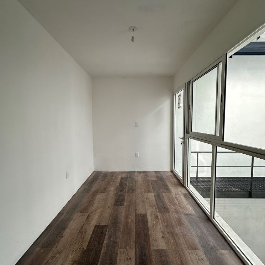Apartamento ID.179 - Alquiler Apartamento Duplex 2 dormitorio con patio en Barrio Sur con bajos gastos comunes.