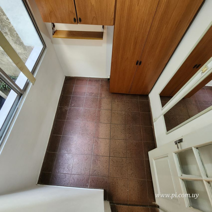 Apartamento ID.80 - Alquiler apartamento Ciudad Vieja, 2 dormitorios a metros de la Peatonal Pérez Castellano.
